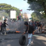 Demo Cipayung Gowa Diwarnai Aksi Bakar Ban-Tutup Jalan