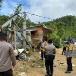 Jalan Poros Mambi – Mamasa Longsor Tiga Warga Tertimpa Tiang Listrik, Kapolres Besuk Korban