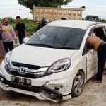 Sopir Mengantuk Tabrak Warung Makan, Begini Jadinya