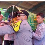 Wakapolres Banggai Usung Jenazah Warganya ke Pemakaman