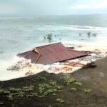 Lima Belas Rumah dan Satu Jembatan Hanyut ke Laut di Hantam Abrasi