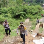 Tinjau Tanah Longsor Kapolres Mamasa Berjalan Kaki 5 Kilo Meter