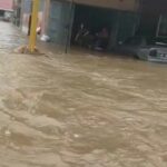 Viral, Seorang Warga Makassar Kehilangan Anak Ditengah Banjir