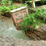 Ditejang  Banjir Jembatan Apoleang Majene Putus, Warga Mengungsi