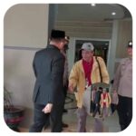 Viral Ketua DPRD Lutim Menolak Jabat Tangan Warga