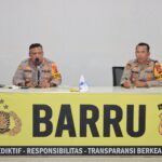 Kapolres Barru Evakuasi Korban Kecelakaan
