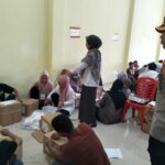 Polisi Kawal Proses Penyortiran Surat Suara