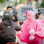 Ketua Bhayangkari Bagi- Bagi Takjil