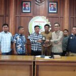 Sekretaris DPRD Sulbar bersama Wakil Ketua I DPRD Sulbar Menerima Kunjungan Kerja Komisi III DPRD Kabupaten Enrekang
