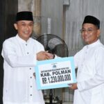 Pj Gubernur Sulbar Serahkan Bantuan Hibah Rp1.2 M Untuk Kebersihan Toilet dan Keagamaan