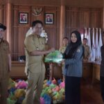 Sekwan  DPRD  Sulbar Memberikan Parcel Lebaran Kepada Tenaga Non-ASN