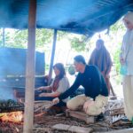 Manfaatkan Hari Libur, Suardi Saleh Nikmati Tiram Bakar Bersama Keluarga