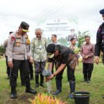 Pj Gubernur Sulbar Tanam Sukun di Mako Brimob