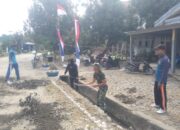 Serda Arisno Babinsa Desa Pasamai Bersama Warga Gotong Royong Bersihkan Parit