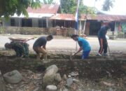 Babinsa Koramil 1403-03/Belopa Bersama Warga Desa Balubu Gotong Royong Bersihkan Parit