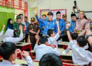 Pj Gubernur Sulsel Tinjau Uji Coba Makan Bergizi di UPTD SDN 1 Barru