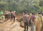 Longsor di Kecamatan  Pujananting, Polisi Bersama Warga Buka Akses Jalur Alternatif