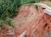 Jalan Poros Punranga Bulo-Bulo di Kecamatan Pujananting Longsor
