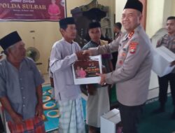 Kapolda Sulbar Bagikan  Jum’at Berkah di Masjid Nurul Hikma Simboro
