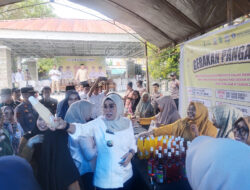 Bupati Andi Ina, Bagi-bagi Paket Sembako di Acara Gerakan Pangan Murah