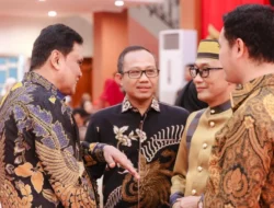 Ditunjuk Menyerahkan Cenderamata, Bupati Barru : Terima Kasih Pak Prof Zudan