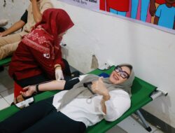 Andi Ina Donor Darah di Markas PMI