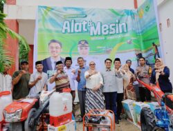 Anggota DPR RI Bersama Nasi Ina Serahkan Bantuan Alsintan dan Beasiswa
