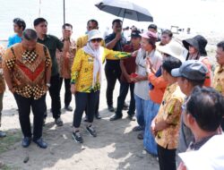 Andi Ina Buka Pesta Rakyat Pesisir  Bojo