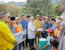 Bupati Serahkan Bantuan Untuk Korban Kebakaran di Desa Nepo