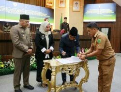 Teken Bersama, Ketua DPRD dan Bupati Barru Jamin APBD Transparan
