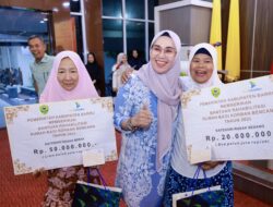 Bupati Barru Serahkan Bantuan Perbaikan dan Pembangunan Rumah