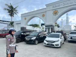 Polwan Satlantas Polres Barru Pengamanan Salat Jum’at di Masjid Zam-zam Center