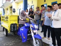 Andi Ina Serahkan 2 Sepeda Motor Pengangkut Sampah dari CSR BRI