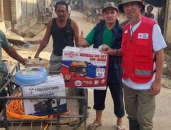 PMI Barru Serahkan Bantuan Untuk Korban Banjir Bandang di Aceh Tamiang