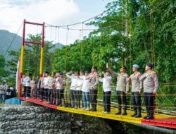 Kapolda Sulsel Resmikan Jembatan Gantung di Barru