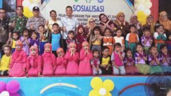Disambut Meriah di Soppeng Riaja, Bunda PAUD Barru Andi Ina Kartika Sari Full Senyum Bersama Anak-Anak PAUD