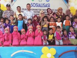 Disambut Meriah di Soppeng Riaja, Bunda PAUD Barru Andi Ina Kartika Sari Full Senyum Bersama Anak-Anak PAUD