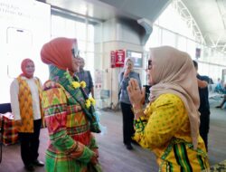 Bupati Barru Sambut Hangat Sri Suparni Bahlil dengan Wastra Khas Barru