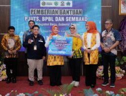 Bantuan PJUTS dan BPBL Mengalir ke Barru, Sri Suparni Bahlil Serahkan Langsung kepada Masyarakat