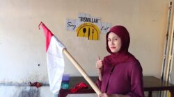 Camat Soppeng Riaja Gaungkan Semangat HUT ke-81 RI, Bagikan dan Pasang Langsung Bendera Merah Putih di Rumah Warga
