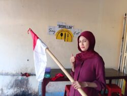 Camat Soppeng Riaja Gaungkan Semangat HUT ke-81 RI, Bagikan dan Pasang Langsung Bendera Merah Putih di Rumah Warga