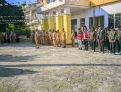 Tiga Kampus Bersatu, Mahasiswa KKN Kolaborasi Jadi Pengibar Bendera di Soppeng Riaja