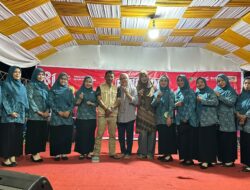 Paduan Suara PKK Kiru-Kiru Meriahkan Malam Seni HUT RI ke-81 di Soppeng Riaja