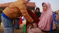 Sarung Bali di Tengah Dingin Lappa Laona, Kehangatan Kecil dari Bupati untuk Nenek Kursiah