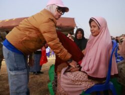 Sarung Bali di Tengah Dingin Lappa Laona, Kehangatan Kecil dari Bupati untuk Nenek Kursiah