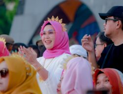 Bupati Andi Ina Tampil di Attayang Sunset, Barru Pukau Makassar Lewat Tari Kolosal Colliq Pujie