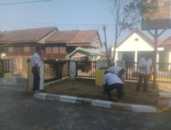 Rabu Bersih, Camat Soppeng Riaja dan Staf Tanam Cabai hingga Pepaya di Halaman Kantor